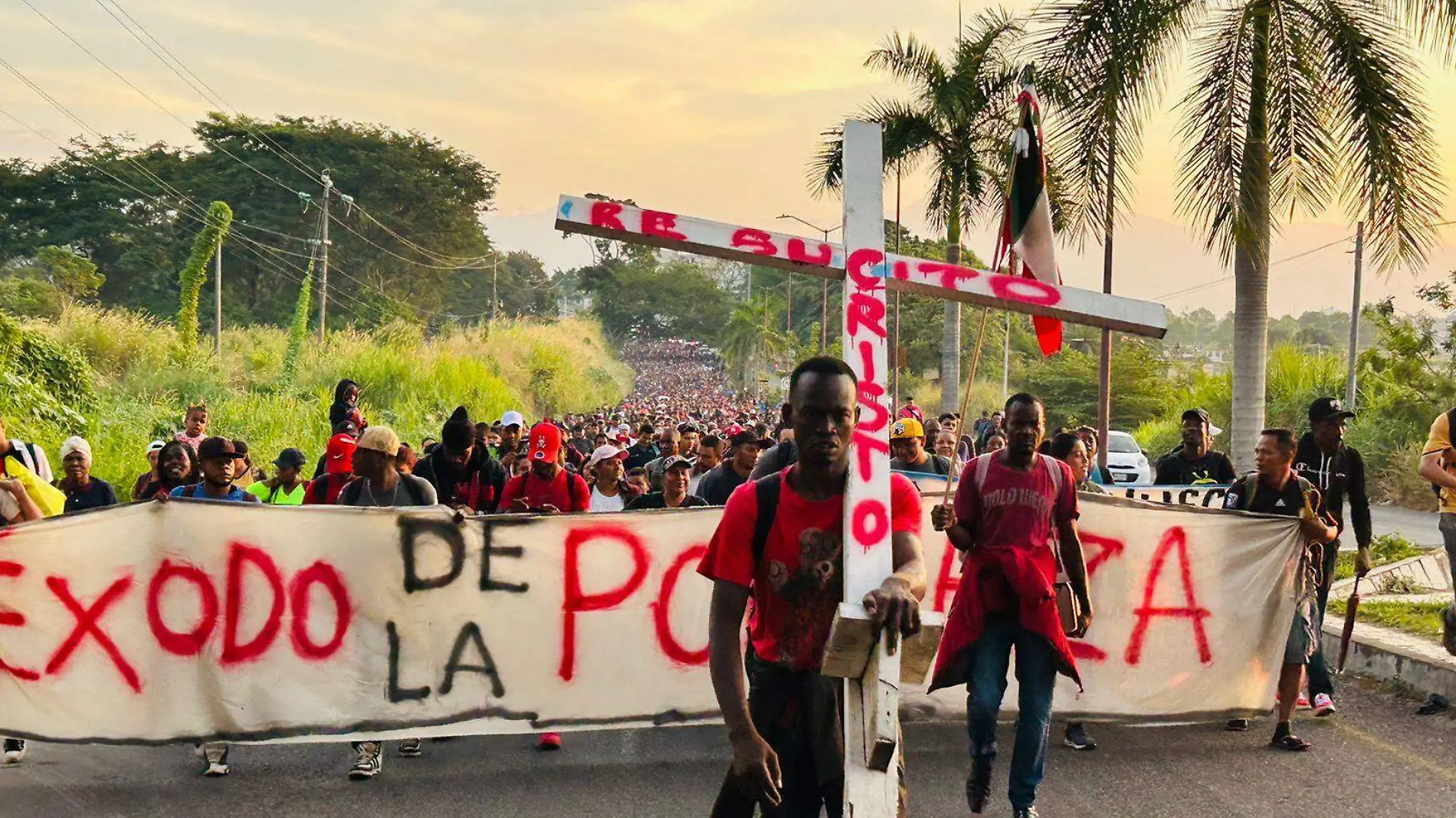 migrantes caminan en caravana